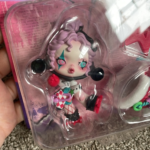 【おまけ付き】SKULLPANDA The Stocking Surprise Amazon.com: POP MART SKULLPANDA The Stocking Surprise Figure